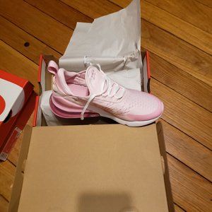 Nike Air 270 size 6.5 Y  (same as 8 in women)